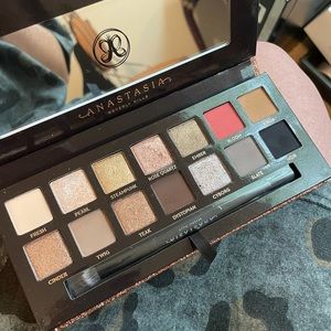 Anastasia Beverly Hills Sultry eyeshadow palette